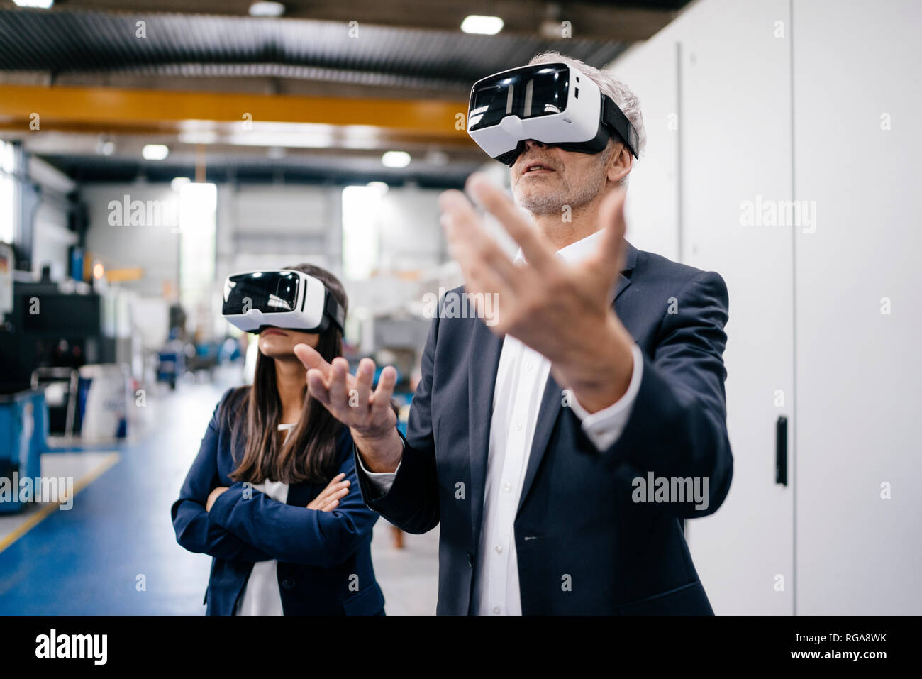 Proprietario di una donna in high tech enterprise, utilizzando gli occhiali VR Foto Stock