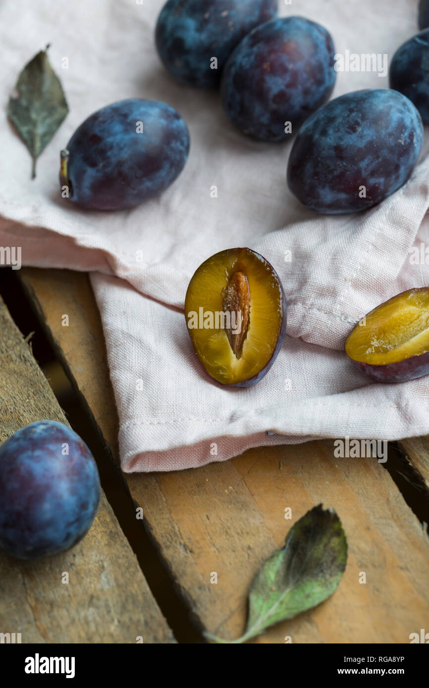 Intero e fette di prugne Foto Stock