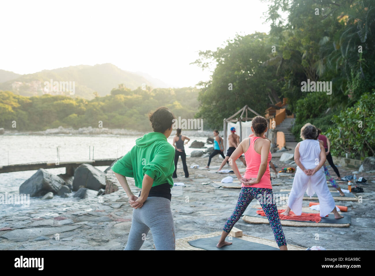 Messico, Mismaloya, yoga classe a fronte oceano Foto Stock