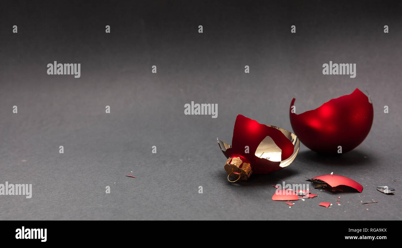 Incidente di natale. Red Pallina natale rotto, sfondo grigio scuro, primo piano, spazio di copia Foto Stock