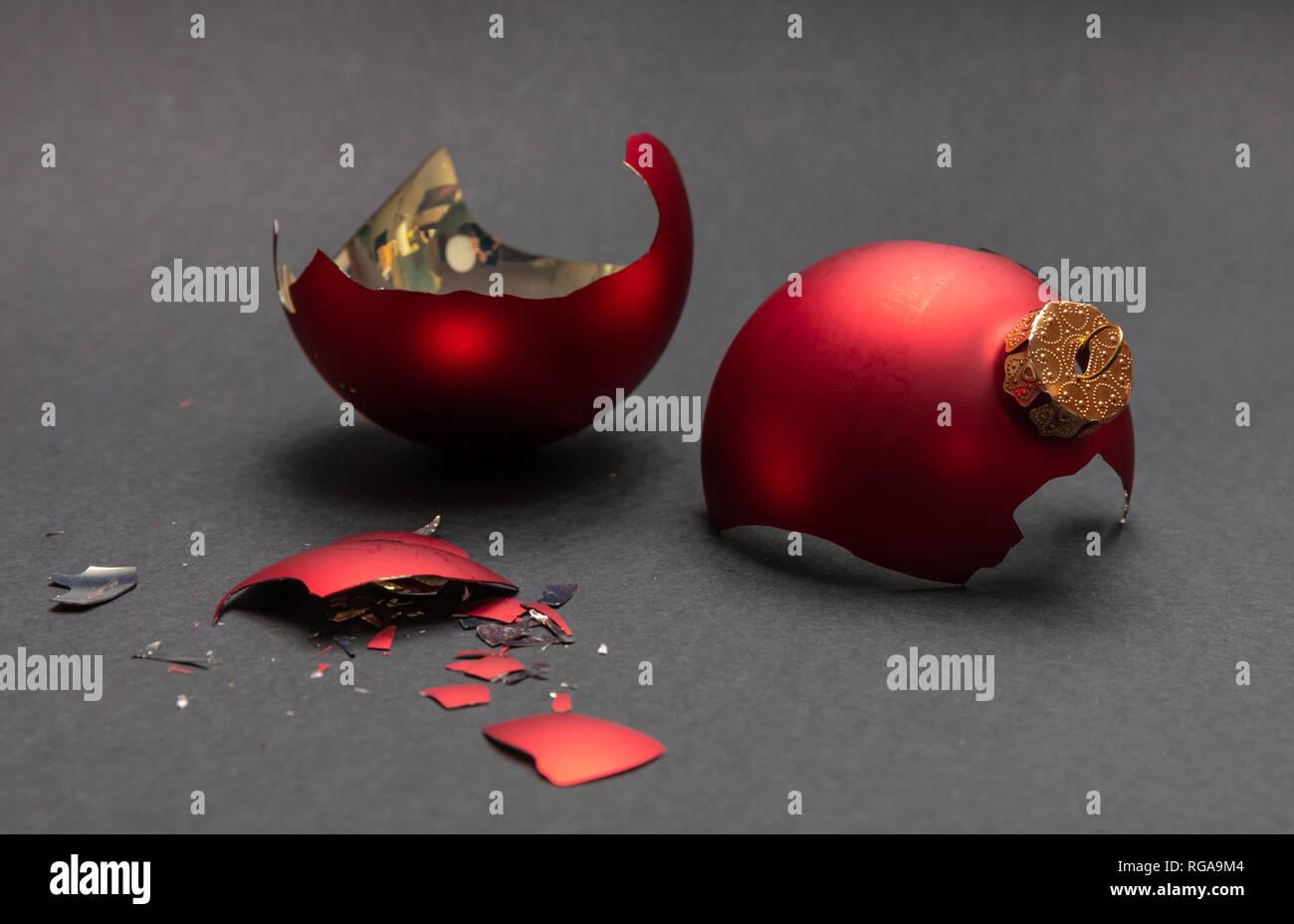 Incidente di natale. Red Pallina natale rotto, sfondo grigio scuro, primo piano Foto Stock