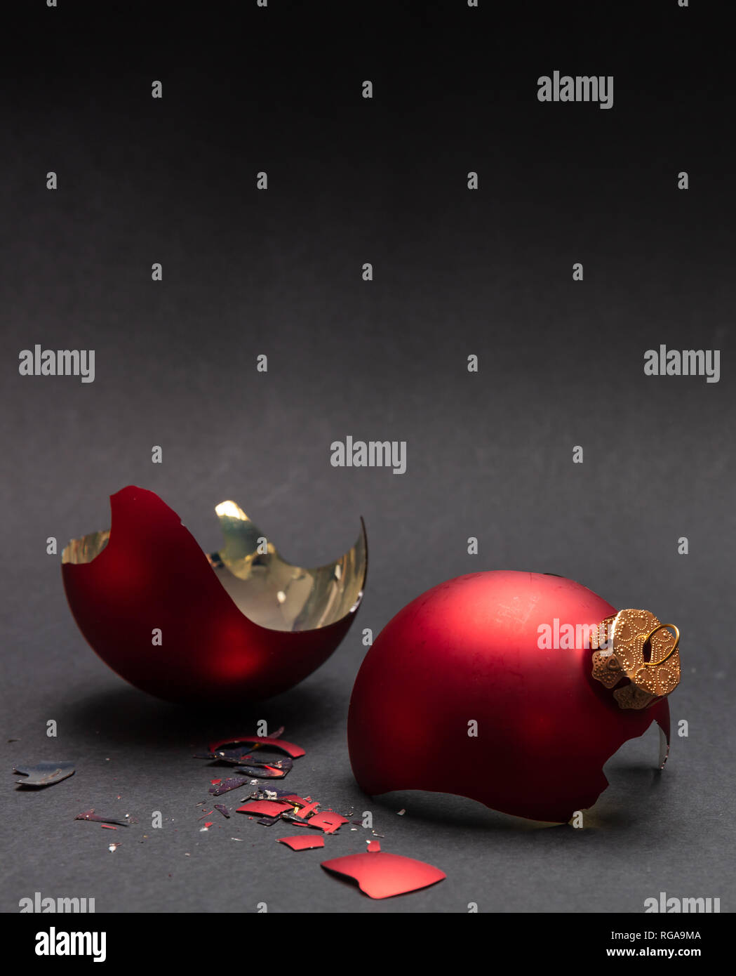 Incidente di natale. Red Pallina natale rotto, sfondo grigio scuro, primo piano, spazio di copia Foto Stock