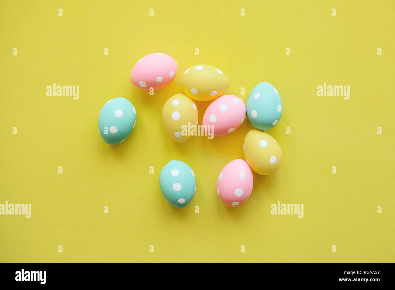 Un sacco di colorate uova di Pasqua su sfondo giallo. Pasqua Festa dello sfondo. Foto Stock