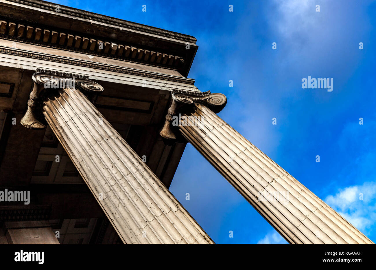Le colonne esterne al British Museum di Londra, Inghilterra, Regno Unito. Foto Stock
