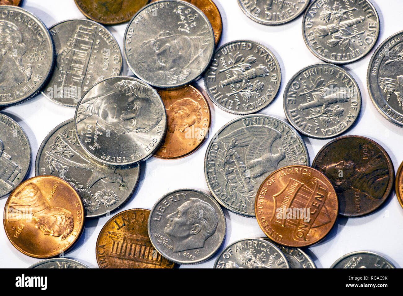 Un gran mucchio di monete americano Foto Stock