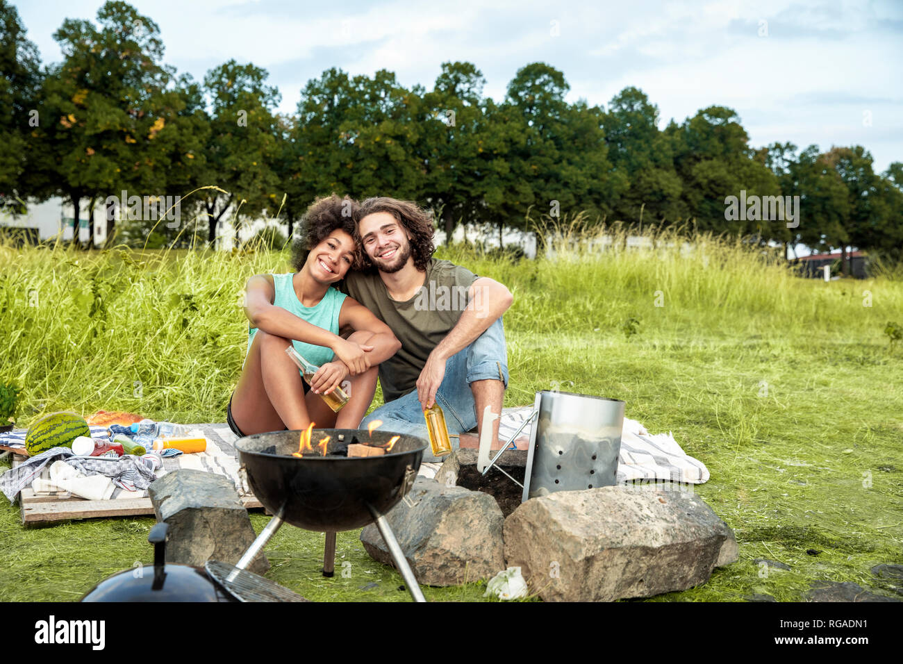 Felice coppia avente un barbecue nella natura Foto Stock