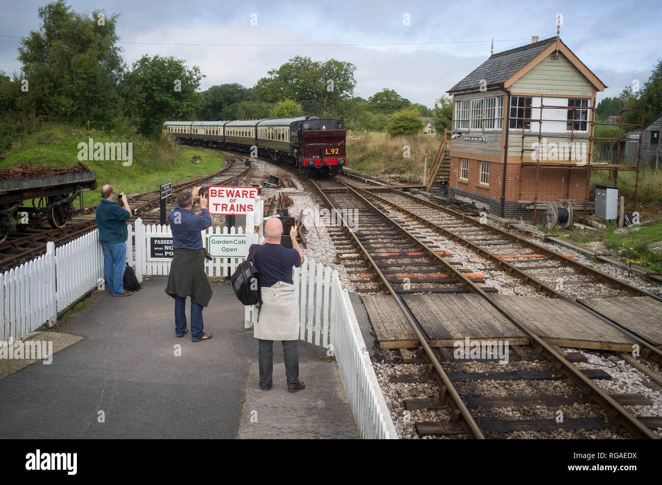 Gli appassionati di treni di fotografare un treno a vapore del South Devon Railway come si arriva a Ashburton incrocio vicino a Totnes, Devon Foto Stock