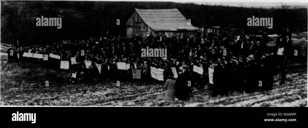 . Bollettino (Pennsylvania Game Commision), n. 11. Protezione di gioco; uccelli. Organizzare campagne di alimentazione ogni sportivi di associazione dovrebbe elaborare un phm mediante il quale i suoi membri, preferibilmente attraverso la nomina di un buon vivere comitato, sistematico!}- e rej^ularly alimentare il gioco durante l'inverno nelle loro vicinanze. Distretto (iame protettori saranno lieti di cooperare con gli sportivi nella pianificazione di campagne di alimentazione, e di solito può provvedere a fornire alcune dell'alimentazione necessaria. È abbastanza facile per alimentare la piccola selvaggina in territorio agricolo. In effetti, molti agricoltori o fornire mangimi stessi o can b Foto Stock