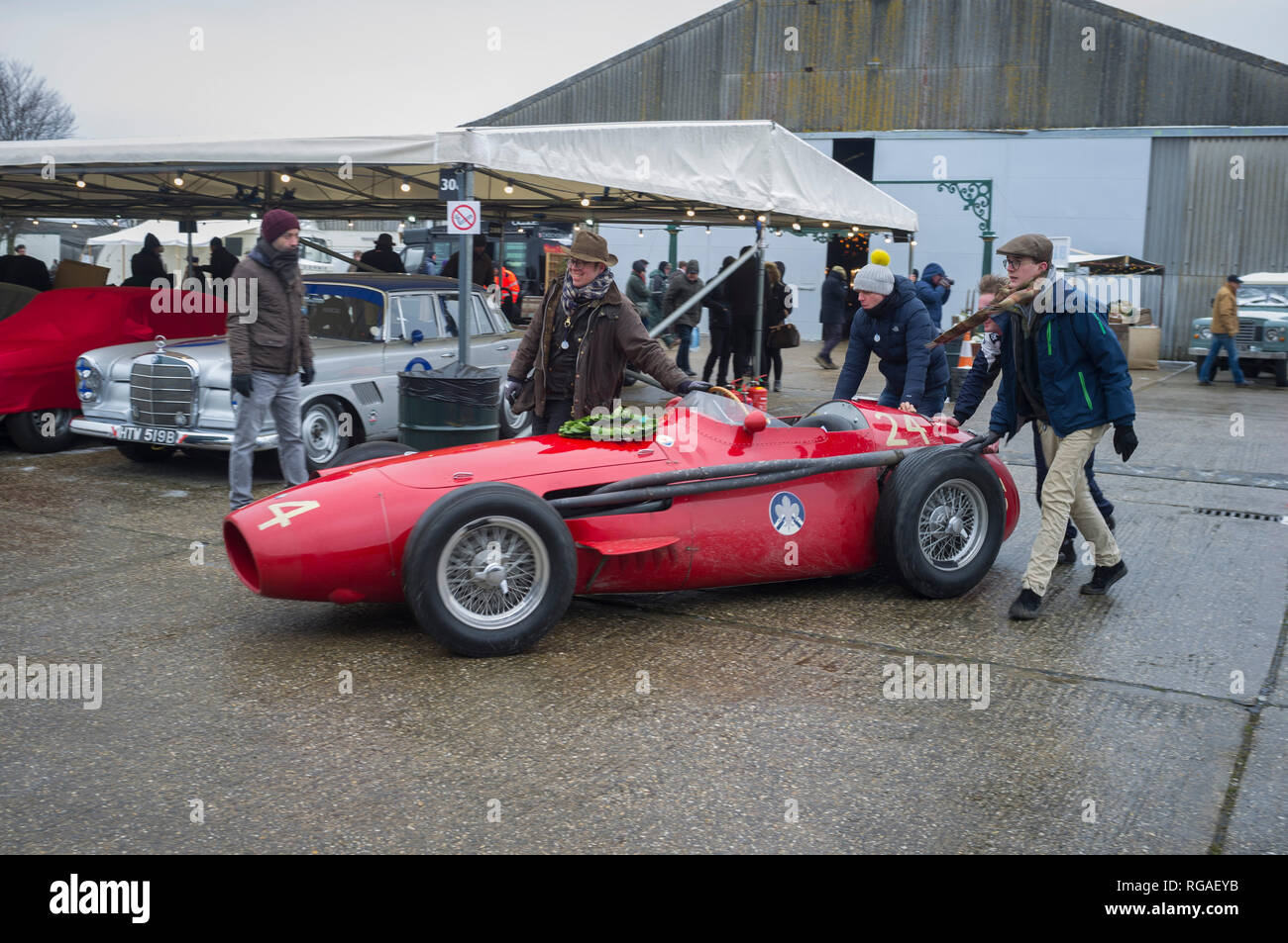 Un vintage racing Maserati 250F ruote è tornato ai box al 76th Goodwood Assemblea dei Soci. Foto Stock