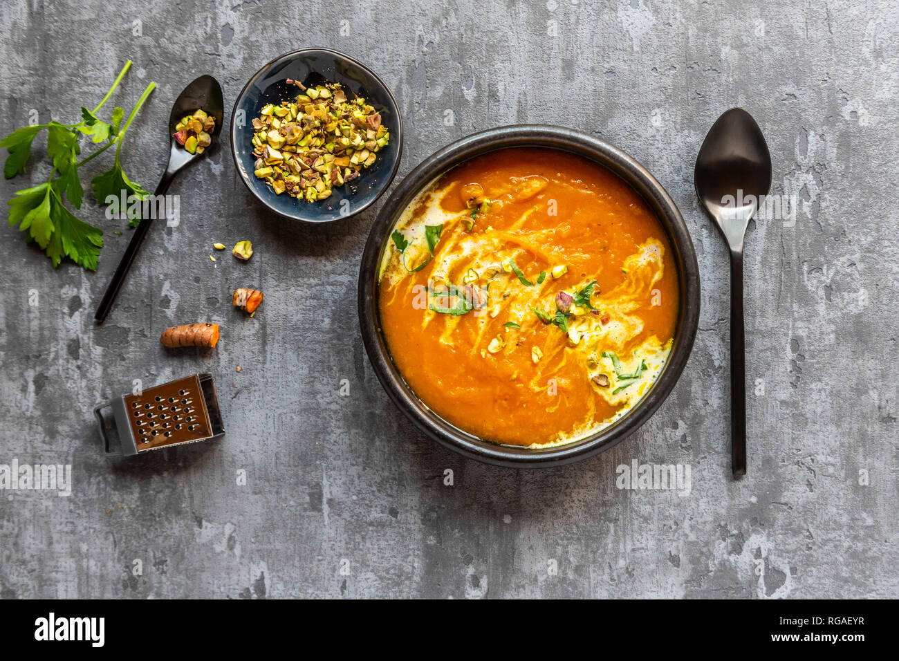 Dolce zuppa di patate con curcuma, coriandolo e pistazio Foto Stock