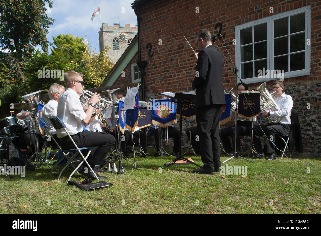 Il Cholsey e Blewbury Brass Band suonare dalla Chiesa al raccolto Ewelme Fete, Oxfordshire Foto Stock