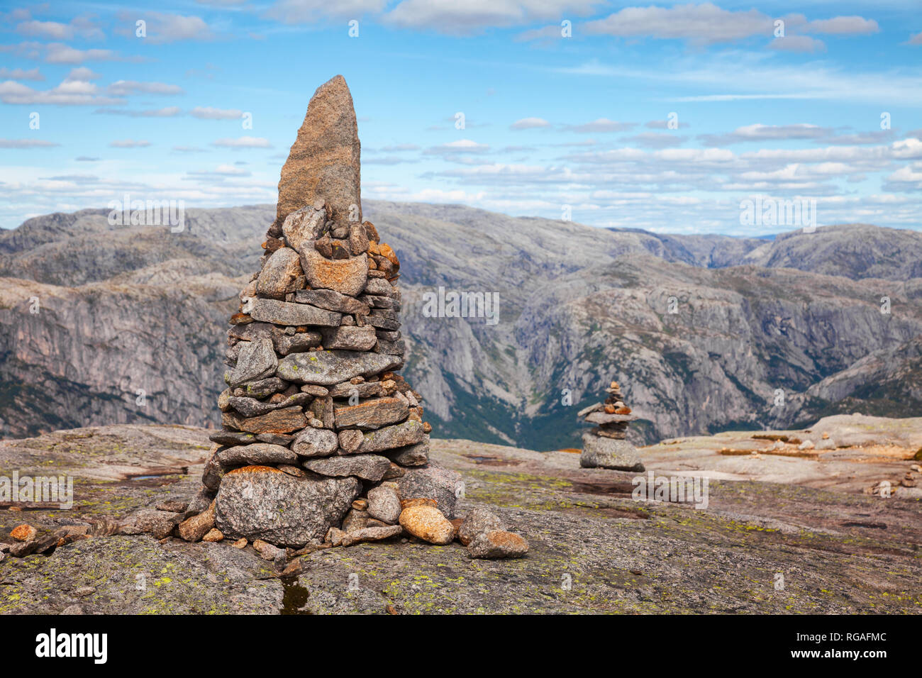 Cairn (un mucchio di pietre) contrassegno trekking in montagna sentiero lungo il Lysefjord a Kjerag (o Kiragg) Plateau, una popolare destinazione turistica in Forsand muni Foto Stock