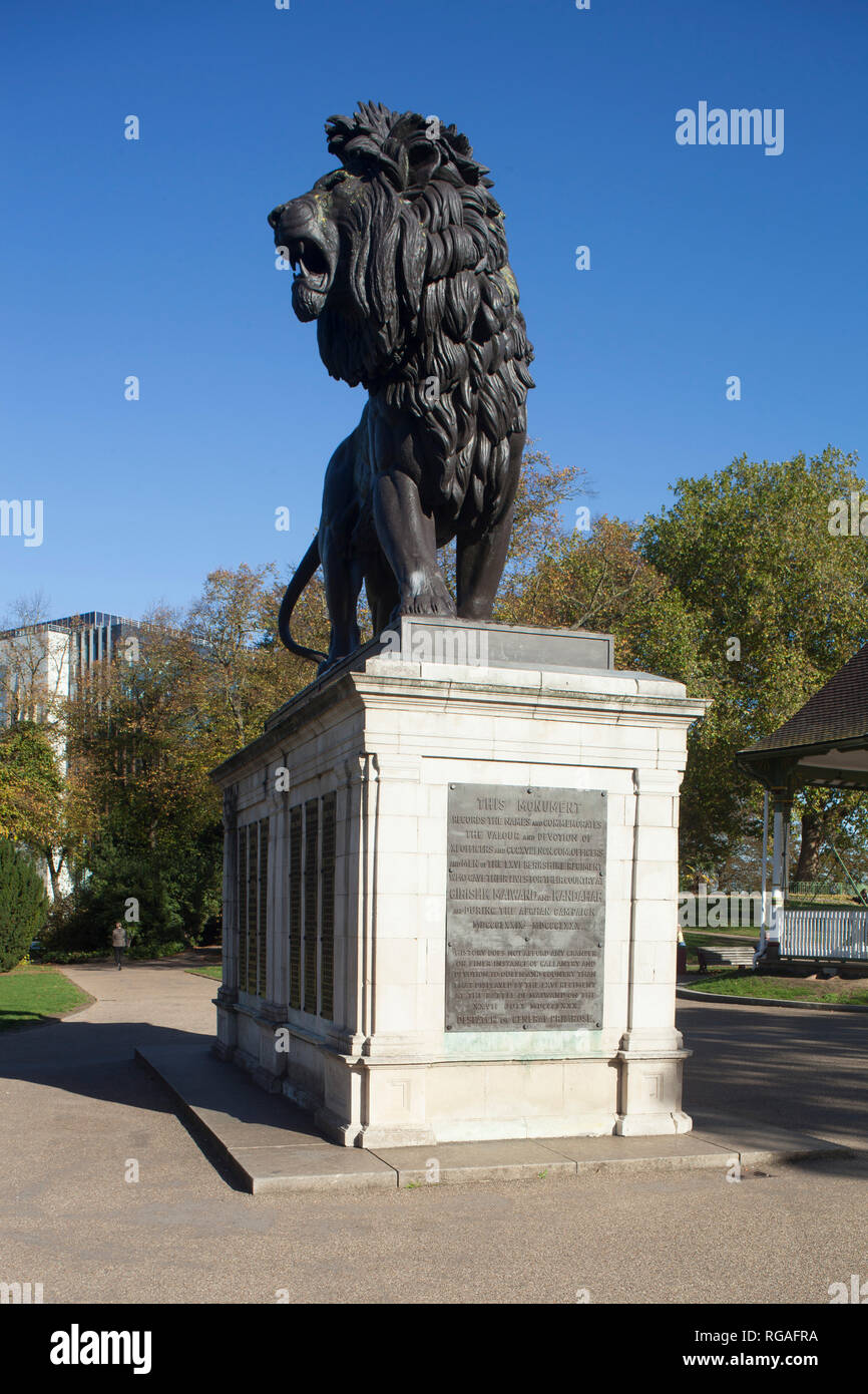 The Forbury Lion memorial in Forbury Gardens, lettura Foto Stock