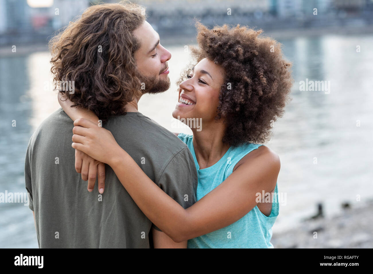 Felice coppia giovane costeggiata al Riverside Foto Stock