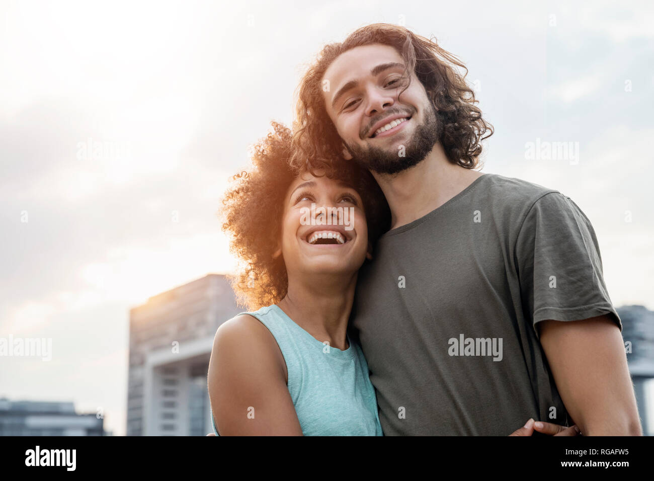 Germania, Colonia, ritratto di coppia felice al Riverside Foto Stock