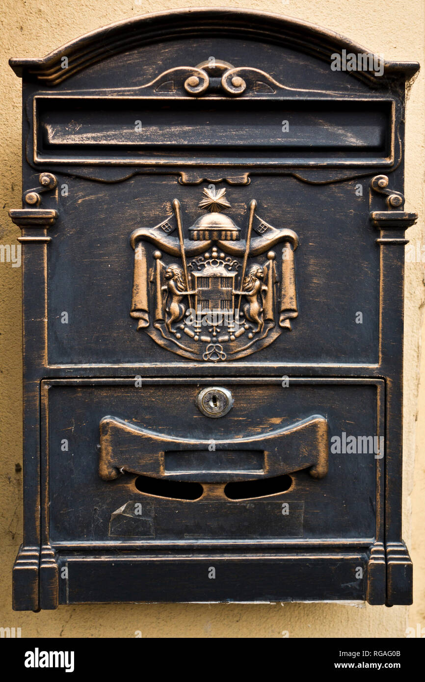 Private in ghisa slot mail letter box con decorazione Foto Stock