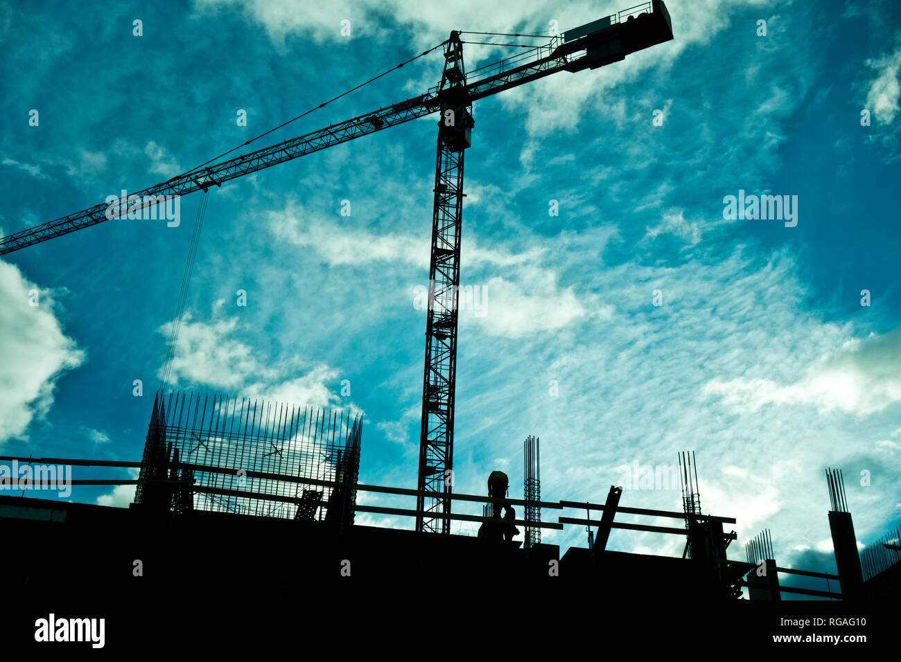 Lavoratori edili lavorare alla costruzione di un edificio a più piani Foto Stock