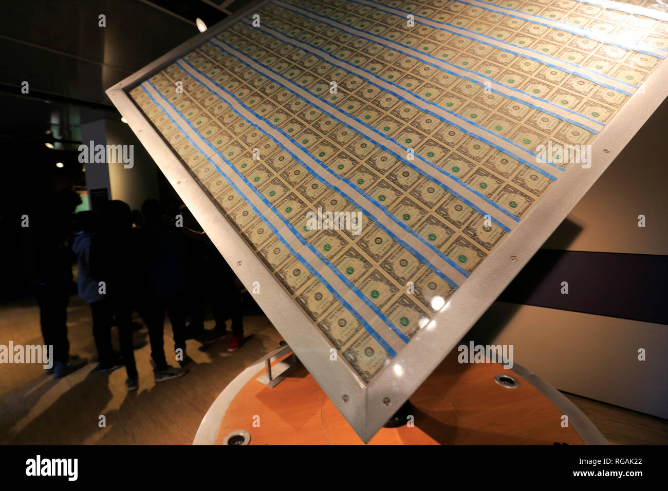 La Million Dollar cubo (contiene un milione di dollari in uno le fatture del dollaro) display nel Museo della moneta in Federal Reserve Bank di Chicago.IL.USA Foto Stock