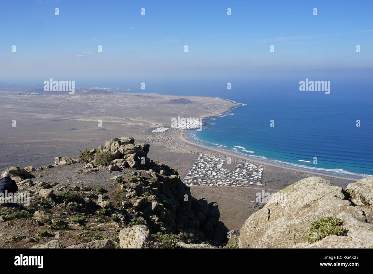 Blick vom Mirador de Ermita de las Nieves auf die Playa de Famara eine Bungalow-Siedlung und das Dorf La Caleta, Riscos de Famara, Lanzarote, Foto Stock