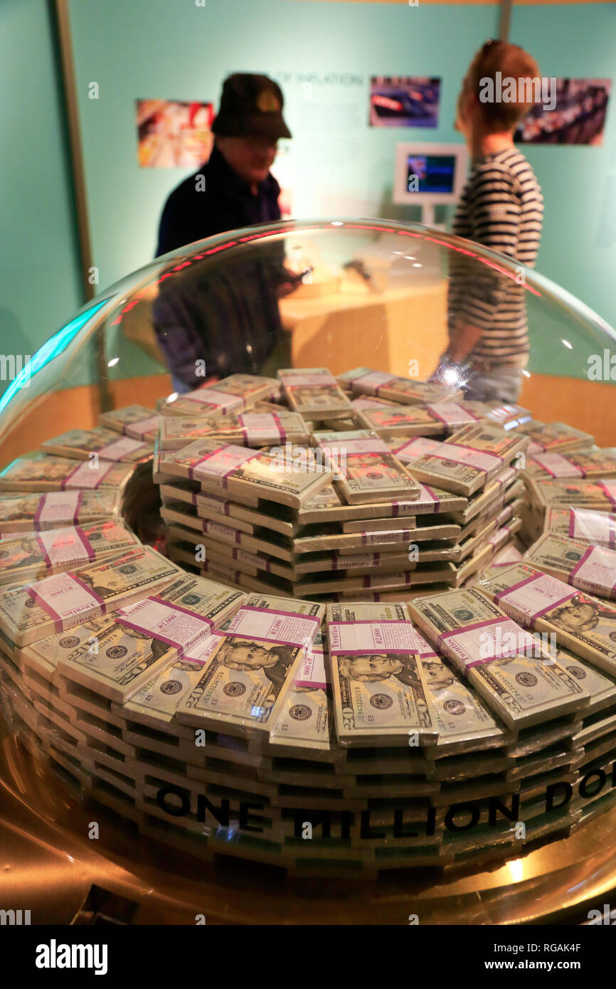 Un milione di dollari in venti-fatture del dollaro in mostra presso il Museo della moneta in Federal Reserve Bank of Chicago.Chicago.Illinois.USA Foto Stock