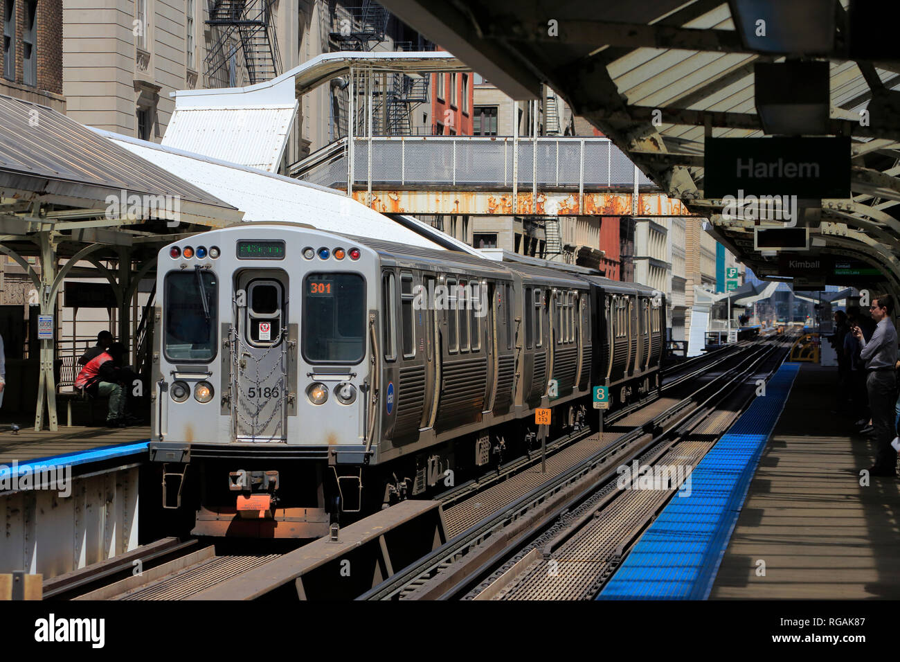 Chicago 'L' esecuzione di treni sulla ferrovia sopraelevata le vie nel loop di Chicago. Illinois.USA Foto Stock