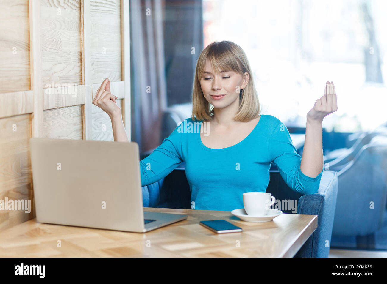 Momento di relax !!! Ritratto di successo della bella ragazza freelancer in camicetta blu sono seduti in cafe e avente un resto, tenendo le mani come hanno m Foto Stock