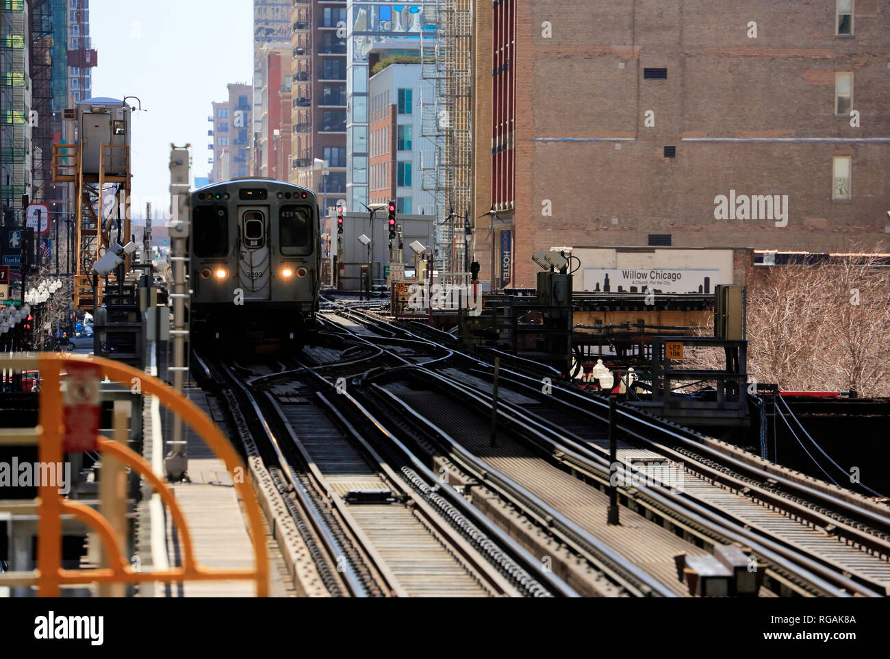 Chicago 'L' treni che circolano su elevati i binari della ferrovia nei pressi di Merchandise Mart station nel loop di Chicago. Illinois.USA Foto Stock