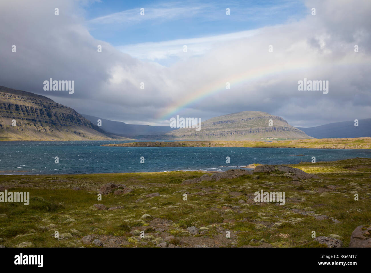Fjord und Tundra im Osten von Isola, Ostisland mit Regenbogen, rainbow Foto Stock