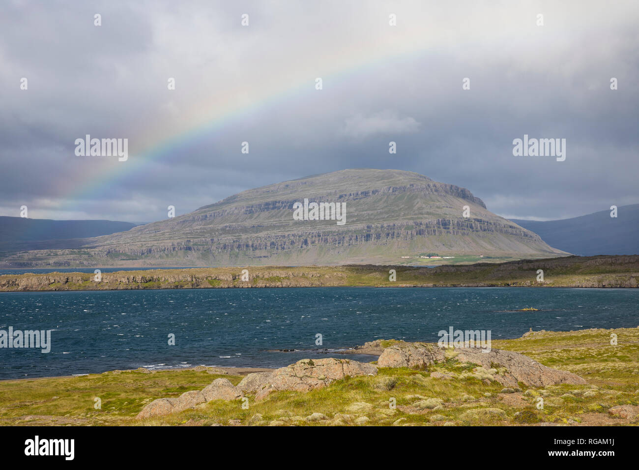 Fjord und Tundra im Osten von Isola, Ostisland mit Regenbogen, rainbow Foto Stock