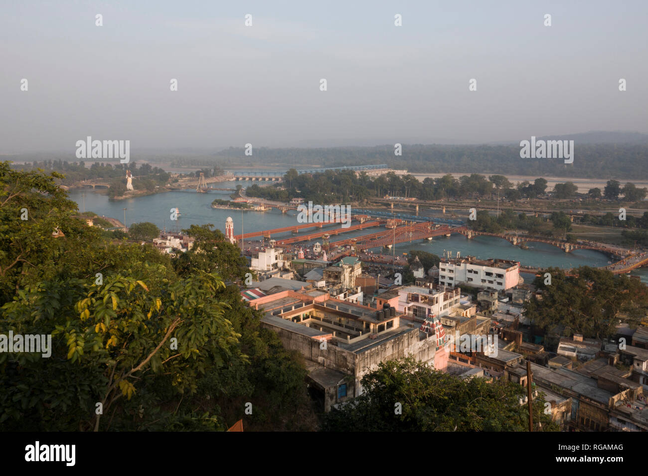 Elevato angolo di visione della città santa di Haridwar e il fiume Gange in India Foto Stock