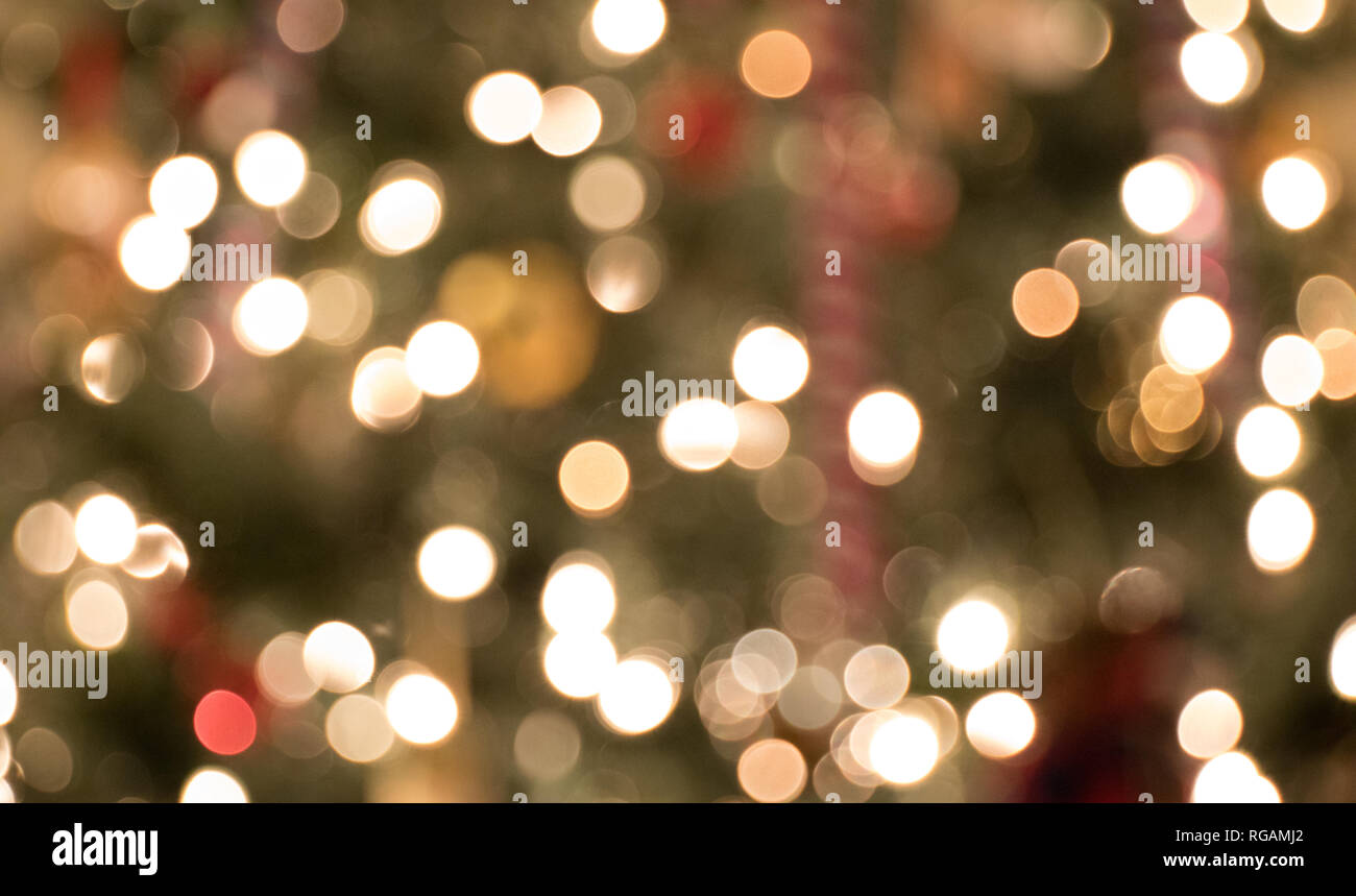 Le scintillanti luci su un albero di natale con soft focus così tutto è sfocata. Foto Stock