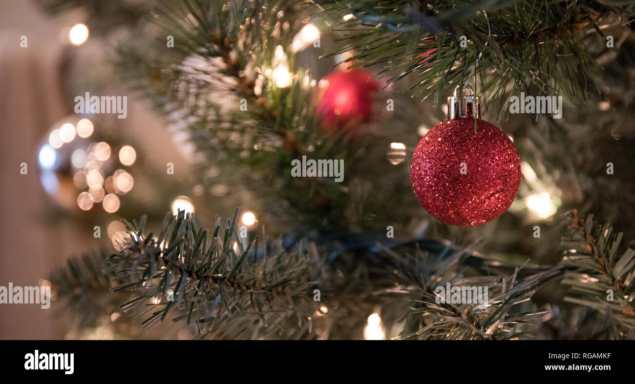 Close up foto della palla di Natale decorazioni appesi sui rami di pino di un albero di Natale. Foto Stock