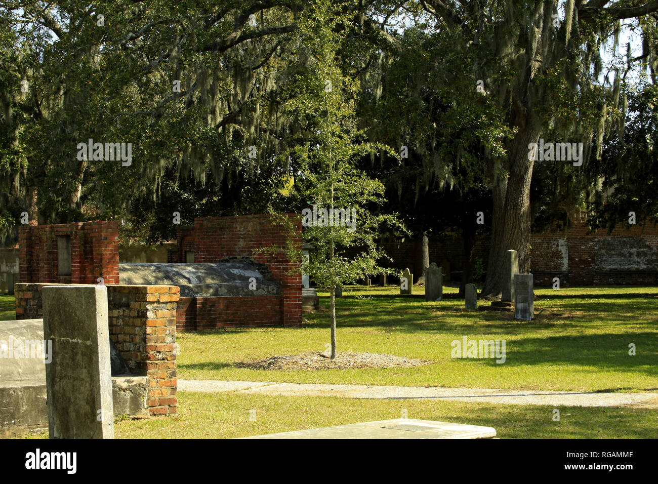 Colonial Park Cemetery è servita come di Savannah cimitero per più di un secolo e contiene oltre 9 mila tombe. Istituito nel 1750. Foto Stock