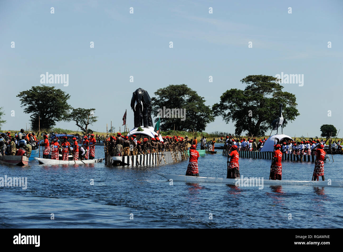 ZAMBIA Barotseland , Zambesi floodplain , Kuomboka cerimonia in Limulunga, il Lozi re Lubosi Imwiko II. anche chiamato Litunga, cambiare la sua terra inferiore residence Lealui dopo la pioggia di tempo con il royal corteccia Nalikwanda con un elefante costituito da carta mache alla sua terra superiore palace a Limulunga / Zambia Barotseland , Flutebene des Zambesi Fluss , Kuomboka Fest di Limulunga, der Lozi Koenig, Litunga , Abfahrt der koeniglichen Barke Nalikwanda a circuizione Residenz Lealui Foto Stock