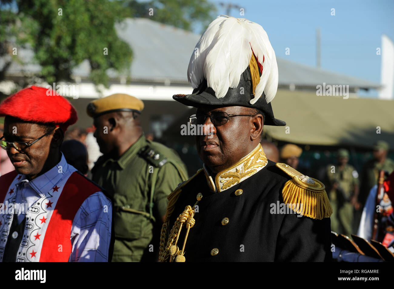 ZAMBIA Barotseland , Zambesi floodplain , Kuomboka cerimonia in Limulunga, il Lozi re Lubosi Imwiko II. anche chiamato Litunga, cambiare la sua terra inferiore residenza dopo la pioggia di tempo con il royal corteccia Nalikwanda alla sua terra superiore palace a Limulunga, arrivo di Sua Maestà Mulena Yomuhulu Mbumu wa Lubosi Imwiko II, re di Barotseland con zambiani vice presidente George Kunda / Zambia Barotseland , Flutebene des Zambesi Fluss , Kuomboka Fest di Limulunga, der Lozi Koenig, Litunga , Ankunft der koeniglichen Barke Nalikwanda a circuizione Residenz a Limulunga Foto Stock