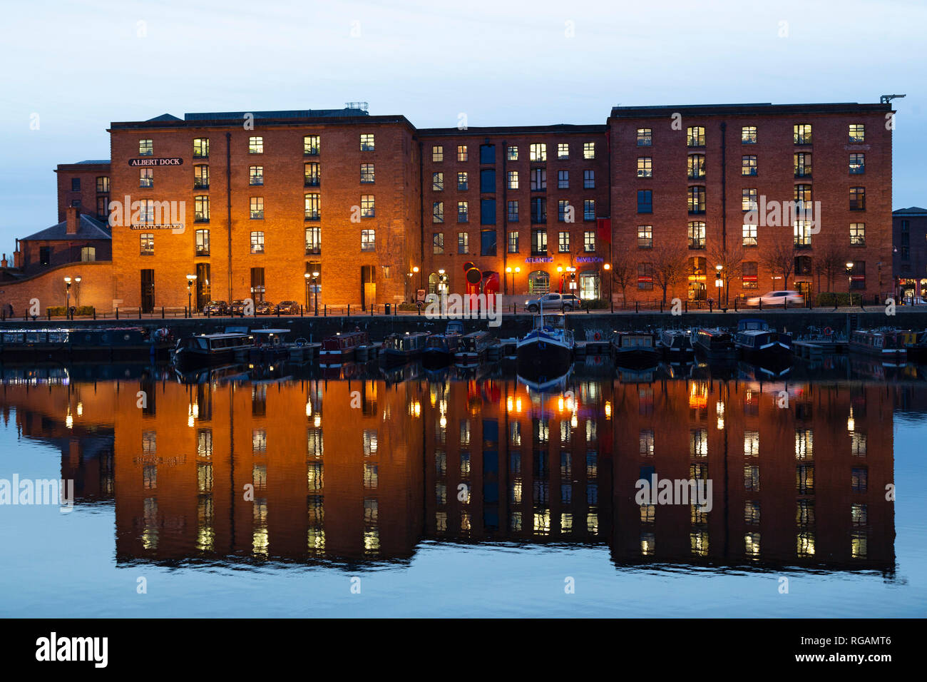 Il Atlantic Pavilion e gli edifici della Royal Albert Dock si riflettono nei Salthouse dock di Liverpool, in Inghilterra. Il dock sul fiume Mersey è il Foto Stock