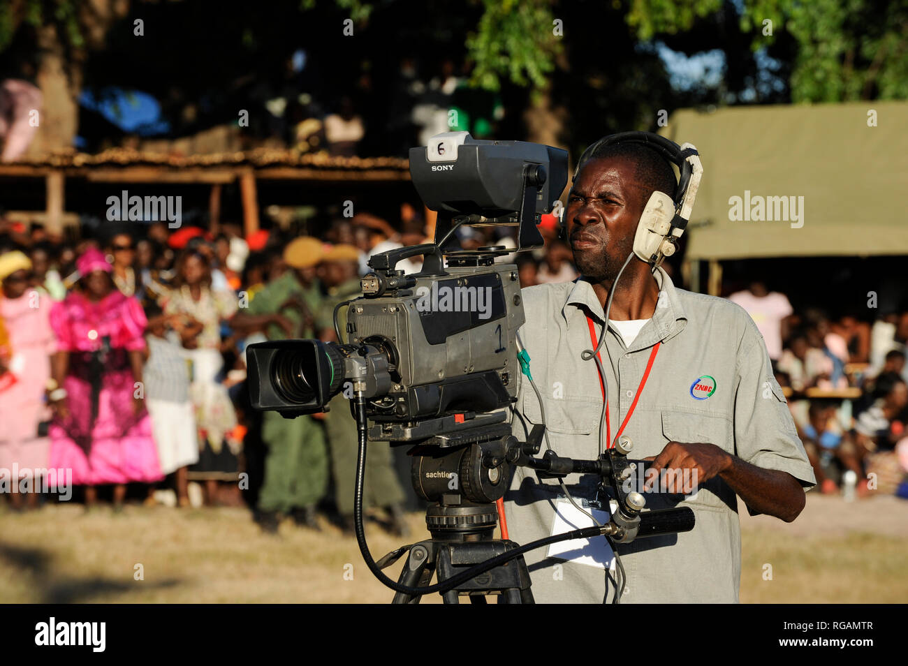 ZAMBIA Barotseland , Zambesi floodplain , Kuomboka cerimonia in Limulunga, il Lozi re Lubosi Imwiko II. anche chiamato Litunga, cambiare la sua terra inferiore residenza dopo la pioggia di tempo con il royal corteccia Nalikwanda alla sua terra superiore palace a Limulunga, fotocamera ZNBC uomo che lavora per la televisione / Zambia Barotseland , Flutebene des Zambesi Fluss , Kuomboka Fest di Limulunga, der Lozi Koenig, Litunga, a circuizione Residenz a Limulunga, Media Foto Stock