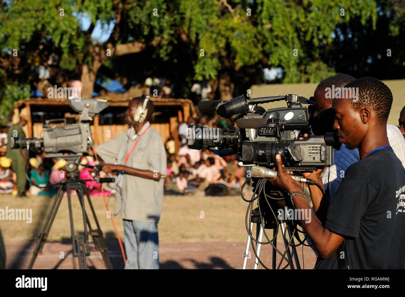 ZAMBIA Barotseland , Zambesi floodplain , Kuomboka cerimonia in Limulunga, il Lozi re Lubosi Imwiko II. anche chiamato Litunga, cambiare la sua terra inferiore residenza dopo la pioggia di tempo con il royal corteccia Nalikwanda alla sua terra superiore palace a Limulunga, fotocamera uomo che lavora per la televisione / Zambia Barotseland , Flutebene des Zambesi Fluss , Kuomboka Fest di Limulunga, der Lozi Koenig, Litunga, a circuizione Residenz a Limulunga, Media Foto Stock
