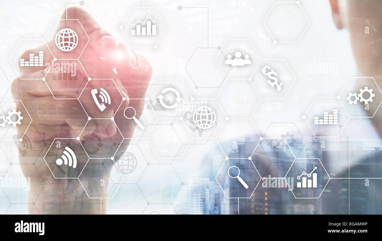 La doppia esposizione dei supporti misti. Gli schemi e le icone sulla schermata di ologramma. La gente di affari e moderna città sullo sfondo. Foto Stock