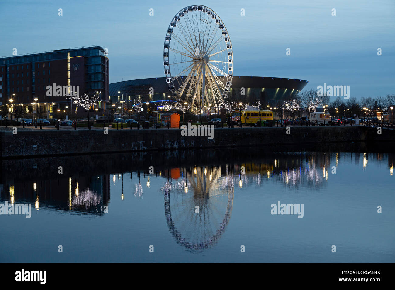 La ruota di Liverpool a chiglia Wharf di Liverpool, in Inghilterra. La ruota panoramica Ferris sorge accanto al M&S Bank Arena (ex Echo Arena Liverpool). Foto Stock