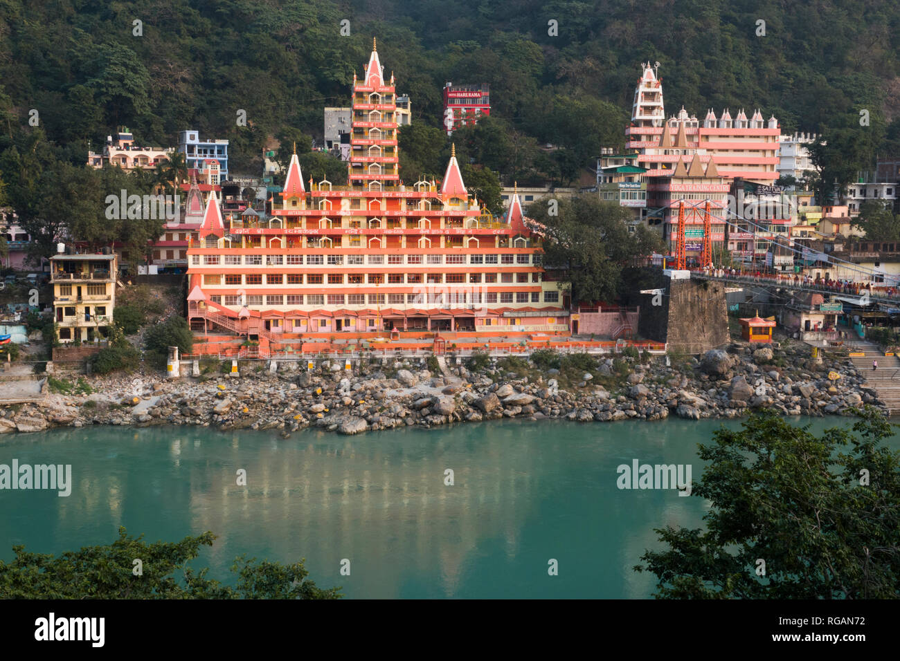 Tempio Trayambakeshwar sulle rive del Fiume Gange in Laxman Jhula, Rishikesh, Uttarakhand, India Foto Stock