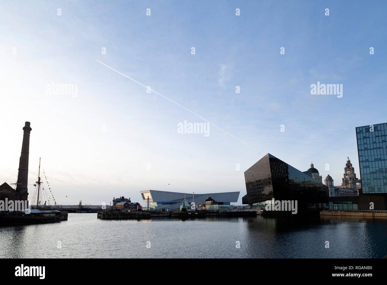 Un sentiero di vapore nel cielo sopra il Museo di Liverpool e RIBA a nord di Liverpool, in Inghilterra. Foto Stock