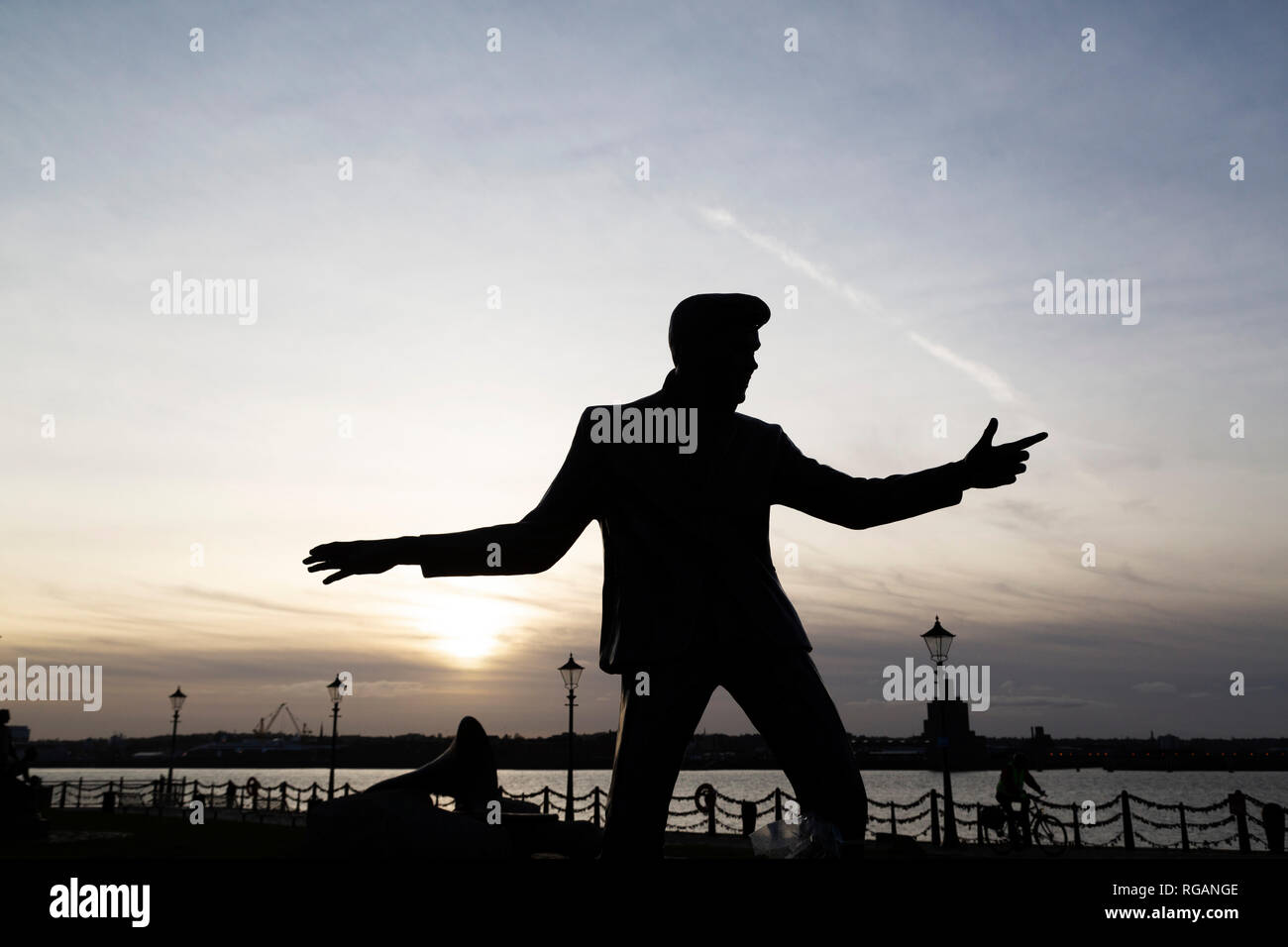 Statua di Billy Fury sul lungomare di Liverpool, in Inghilterra. La scultura è di Tom Murphy. Foto Stock