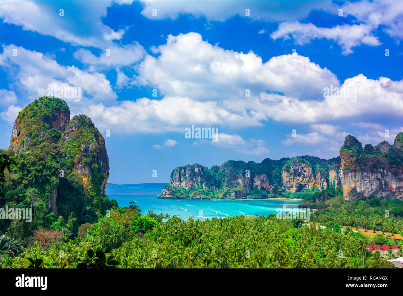 Railey Beach, Krabi, Thailandia: bella panoramica con acqua blu e scogliere calcaree Foto Stock
