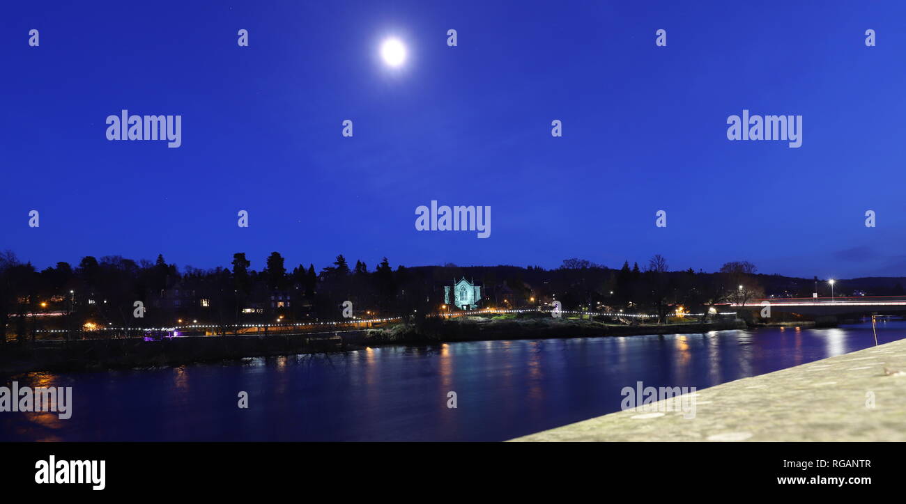 Luna oltre il fiume Tay Perth Scozia Gennaio 2019 Foto Stock