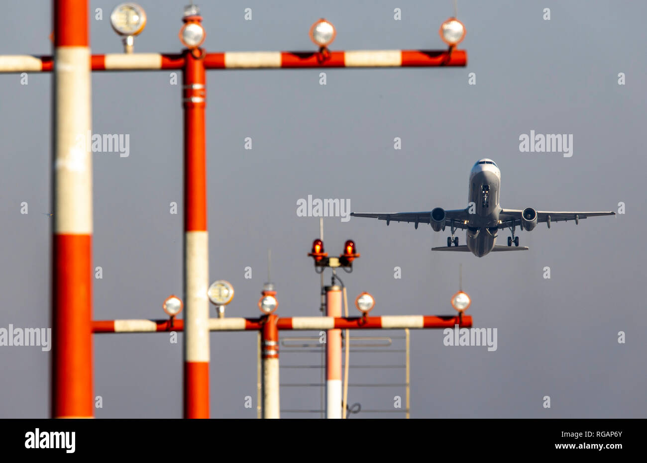 Aeroporto internazionale di Duesseldorf, DUS, Germania, jet aereo decolla pista sud, Foto Stock