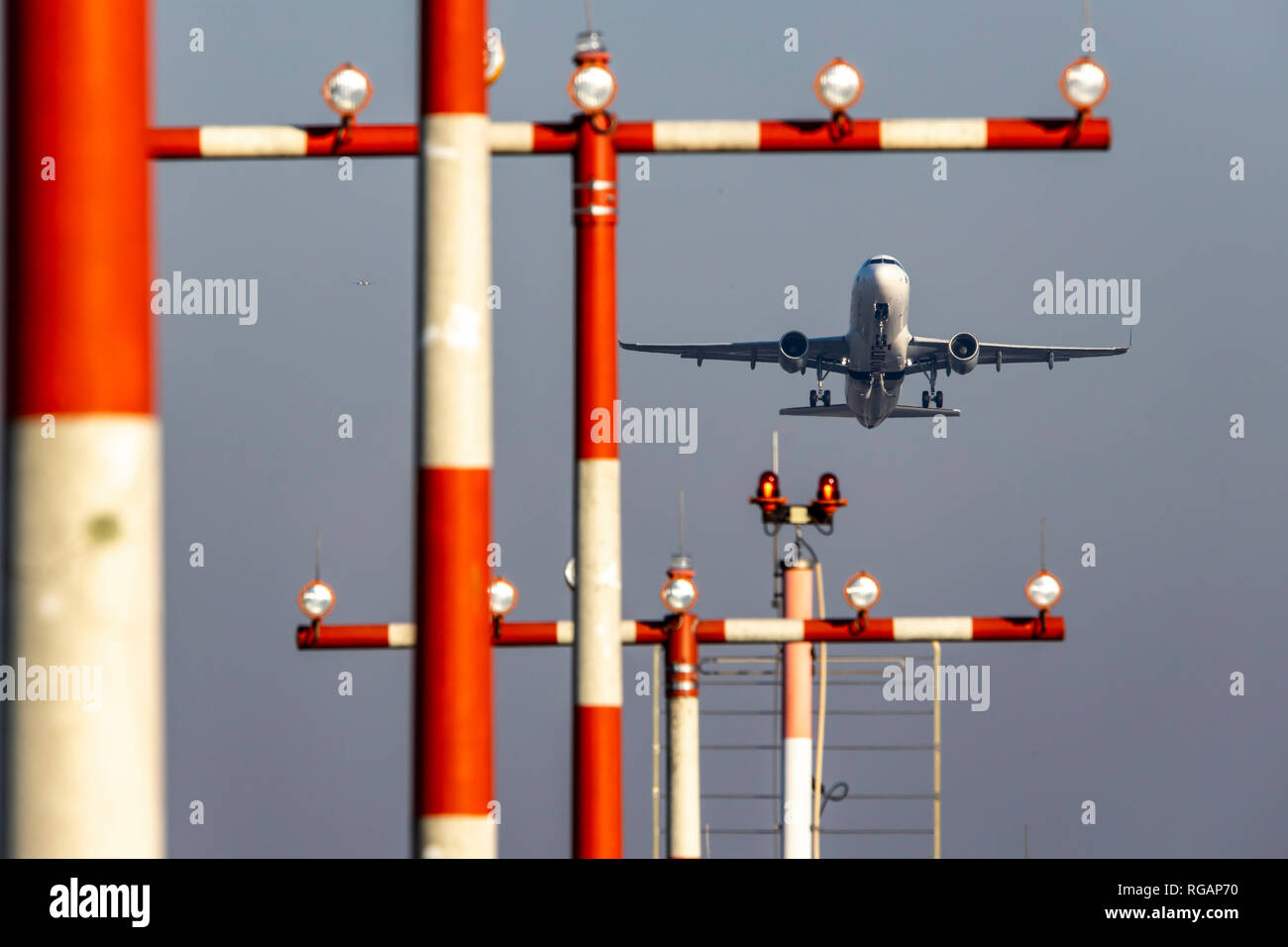 Aeroporto internazionale di Duesseldorf, DUS, Germania, jet aereo decolla pista sud, Foto Stock