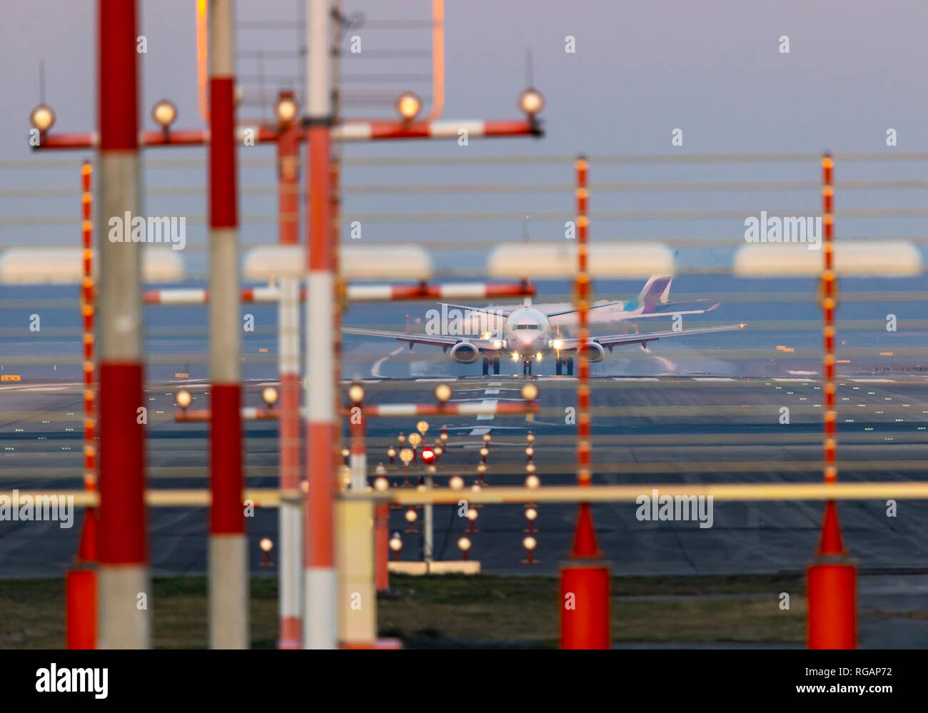 Aeroporto internazionale di Duesseldorf, DUS, Germania, jet aereo decolla pista sud, Foto Stock