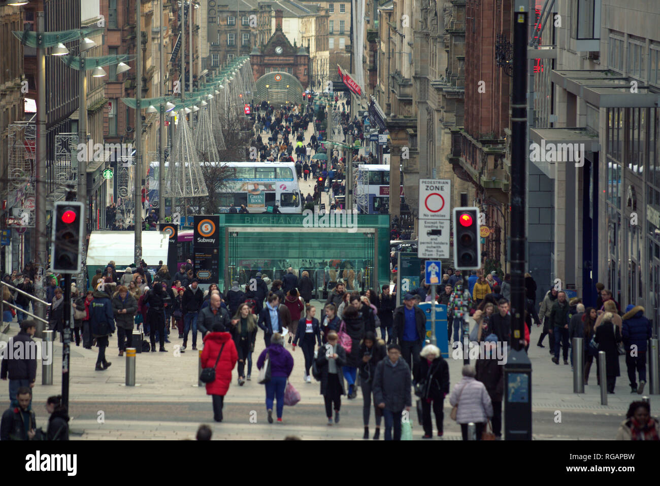 Buchanan Street lo stile di miglio scene di strada vista della folla di acquirenti guardando giù Street, Glasgow, Scotland, Regno Unito Foto Stock