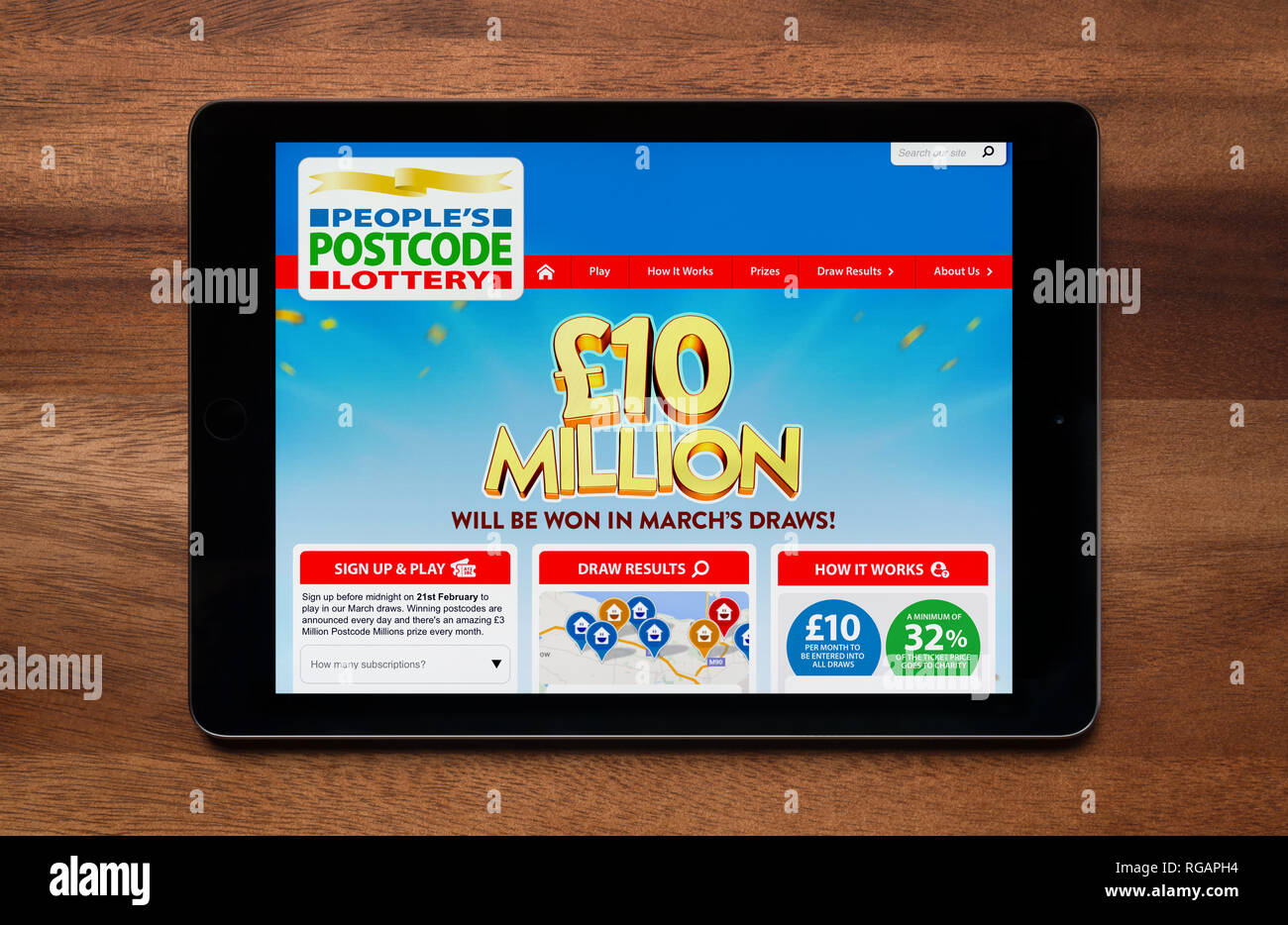 Il sito web delle persone di CAP Lotteria è visto su un tablet iPad, il quale è appoggiato su un tavolo di legno (solo uso editoriale). Foto Stock